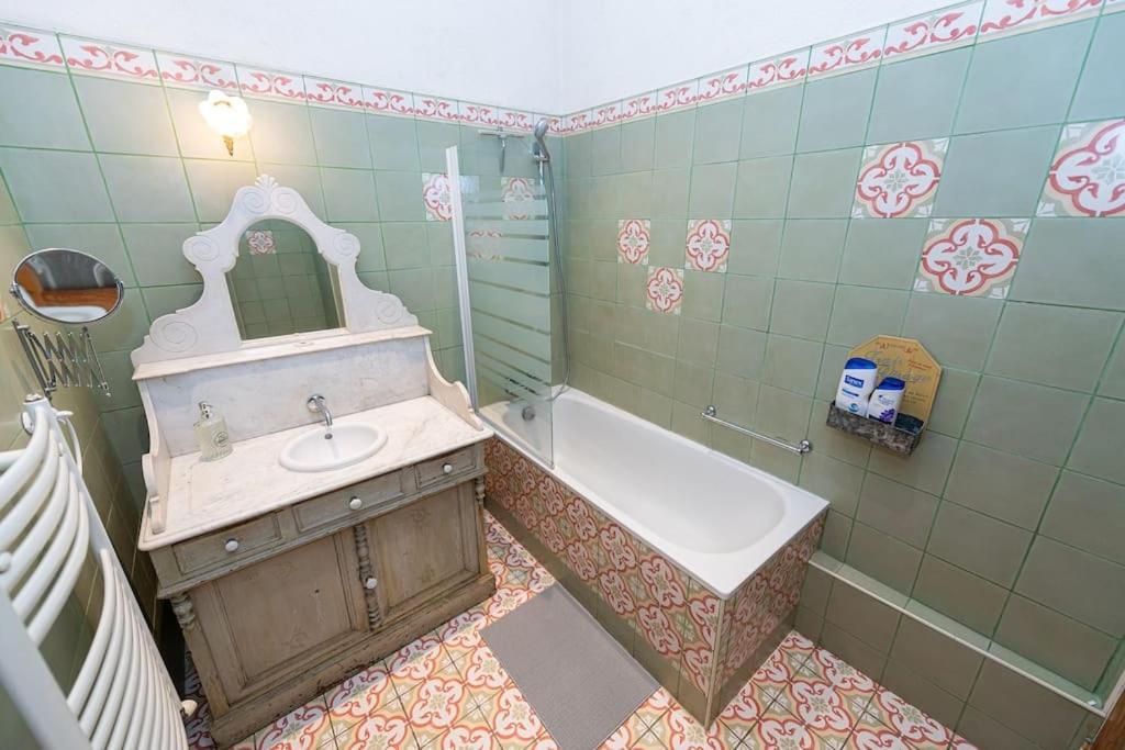 Anna-Maria : Grand Appartement 10 Personnes+Parking Prive -Actif+ Location- Marseille Extérieur photo